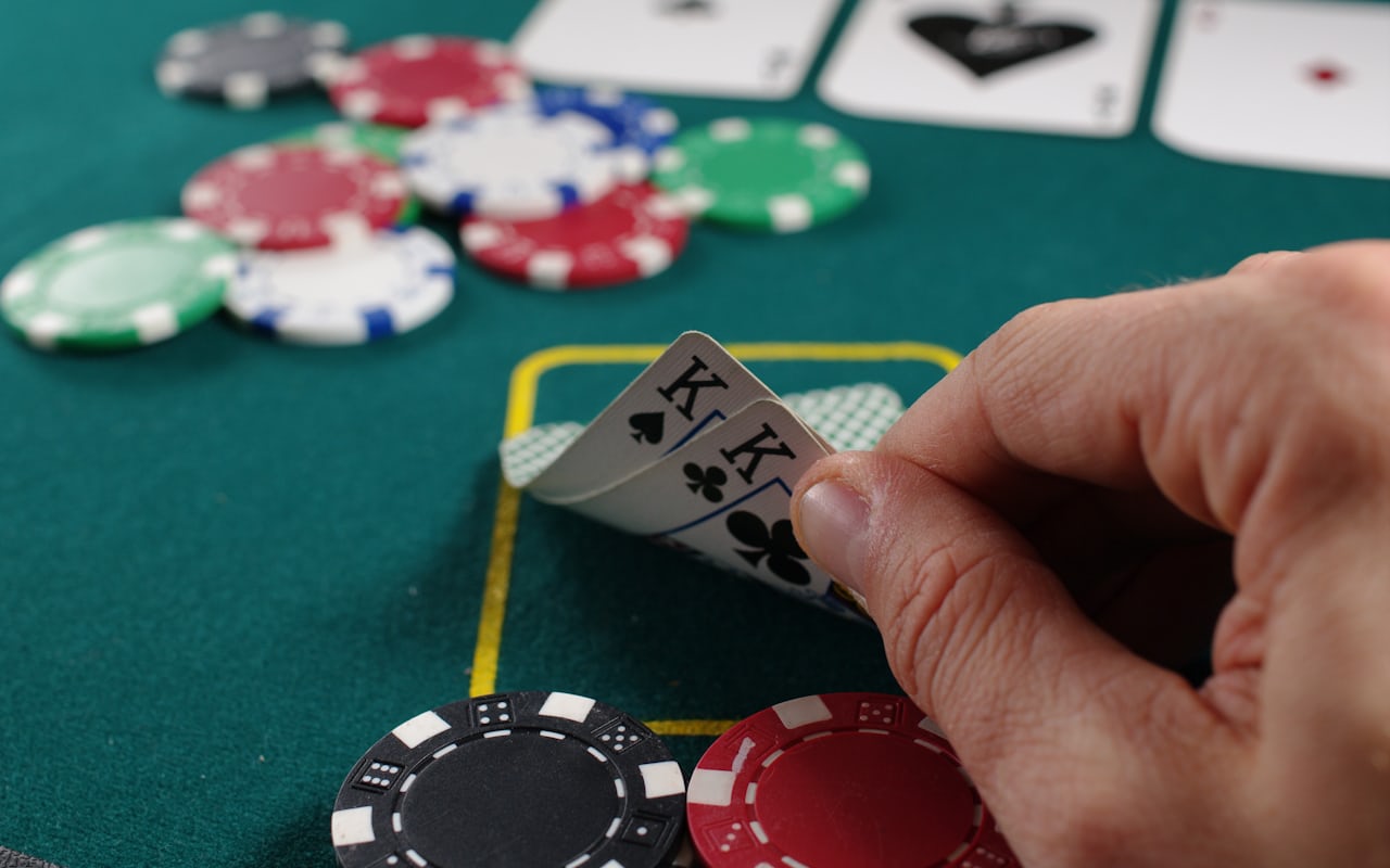 Kartu poker terbuka di meja felt