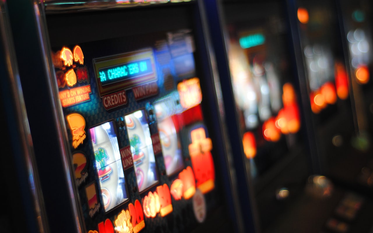 Mesin slot retro dengan lampu neon