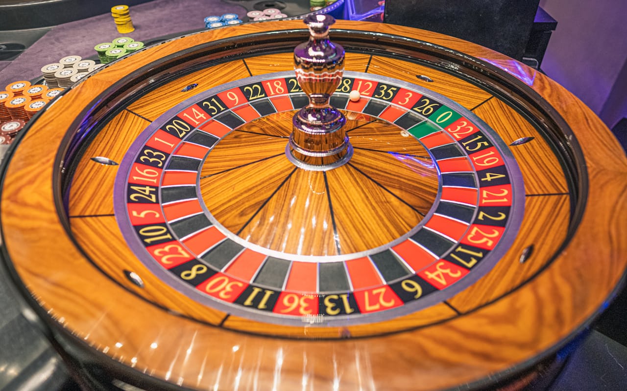 Meja roulette dengan dealer
