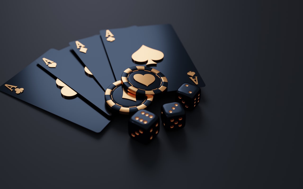 Keping poker tersusun di depan kartu tertutup di meja permainan