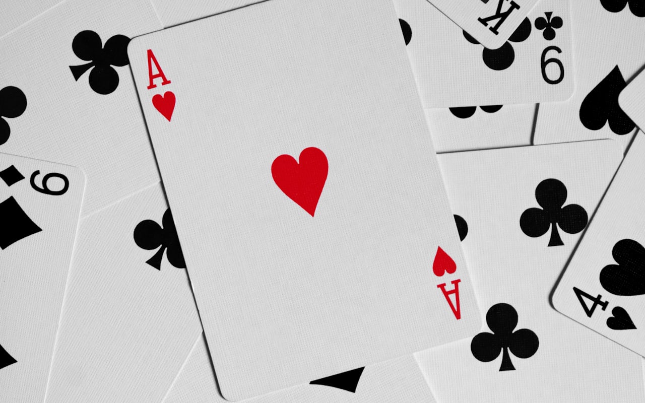 Keping poker warna-warni tersusun berjenjang